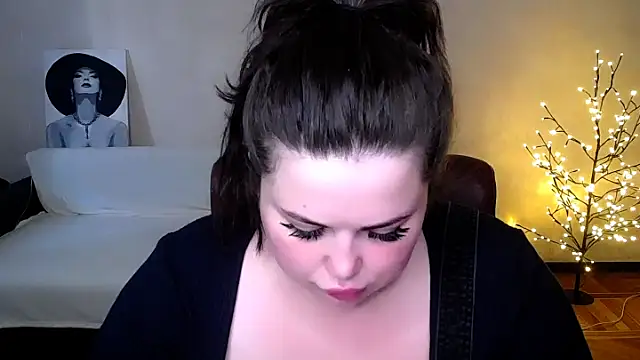 Snapshot of Emily_Mo chatting on 06-17-26, 05:32 Emily Mo online show from 06-17-26, 05:32