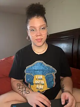 Snapshot of QueenNuttCollector chatting on 09-30-25, 02:44 QueenNuttCollector online show from 09-30-25, 02:44