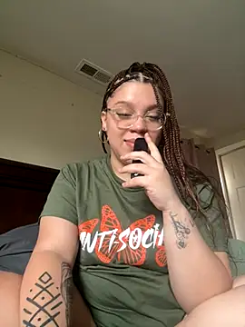 Snapshot of QueenNuttCollector chatting on 11-19-25, 05:24 QueenNuttCollector online show from 11-19-25, 05:24