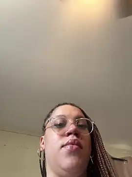 Snapshot of QueenNuttCollector chatting on 12-16-25, 05:07 QueenNuttCollector online show from 12-16-25, 05:07