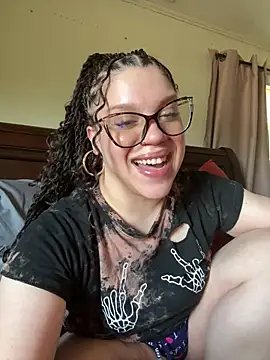 Snapshot of QueenNuttCollector chatting on 05-20-26, 04:24 QueenNuttCollector online show from 05-20-26, 04:24