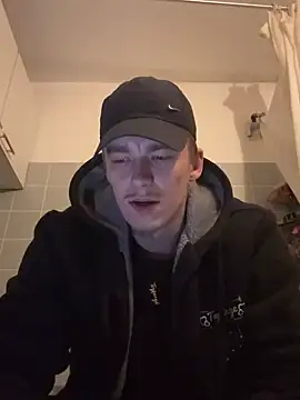 Snapshot of Toyjungee chatting on 12-19-24, 04:57 Toyjungee online show from 12-19-24, 04:57