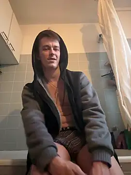 Snapshot of Toyjungee chatting on 12-29-24, 03:13 Toyjungee online show from 12-29-24, 03:13