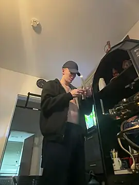 Snapshot of Toyjungee chatting on 02-04-25, 02:43 Toyjungee online show from 02-04-25, 02:43