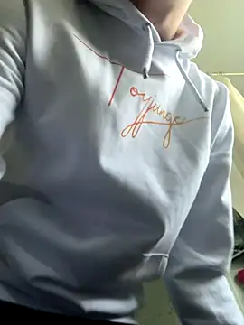 Snapshot of Toyjungee chatting on 09-30-25, 12:32 Toyjungee online show from 09-30-25, 12:32