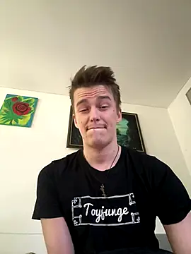 Snapshot of Toyjungee chatting on 11-05-25, 10:48 Toyjungee online show from 11-05-25, 10:48