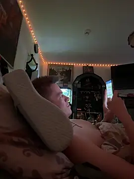 Snapshot of Toyjungee chatting on 12-17-25, 01:50 Toyjungee online show from 12-17-25, 01:50