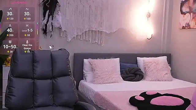 Molly Jons online show from 10-28-25, 01:09