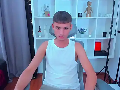 Snapshot of andboyfor6 chatting on 09-11-25, 01:33 andboyfor6 online show from 09-11-25, 01:33