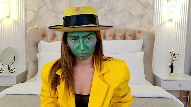 LilyRaisa online show from 10-31-25, 05:52