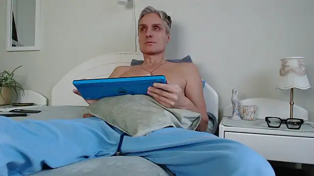 Snapshot of StrongBill chatting on 12-02-24, 07:14 StrongBill online show from 12-02-24, 07:14