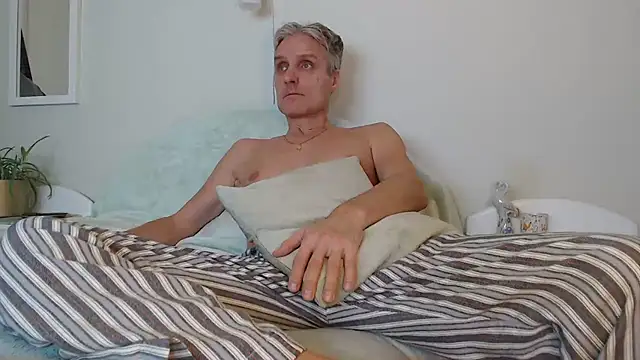 Snapshot of StrongBill chatting on 12-08-24, 03:24 StrongBill online show from 12-08-24, 03:24