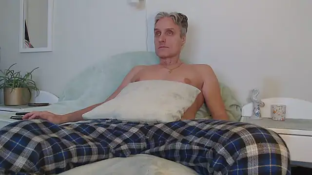 Snapshot of StrongBill chatting on 12-14-24, 02:31 StrongBill online show from 12-14-24, 02:31