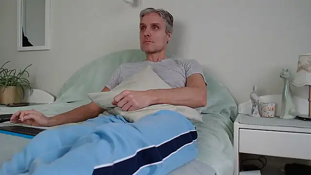 Snapshot of StrongBill chatting on 12-23-24, 08:22 StrongBill online show from 12-23-24, 08:22