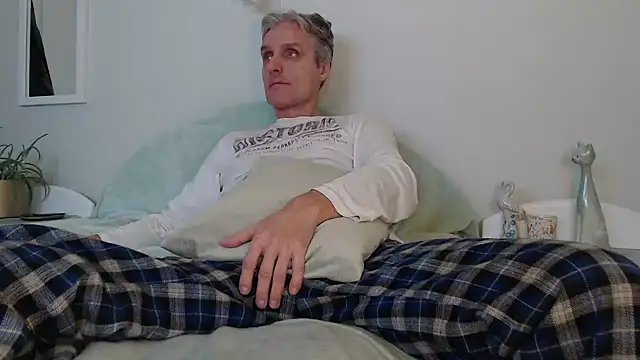 Snapshot of StrongBill chatting on 12-25-24, 02:45 StrongBill online show from 12-25-24, 02:45