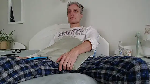 Snapshot of StrongBill chatting on 12-26-24, 09:01 StrongBill online show from 12-26-24, 09:01