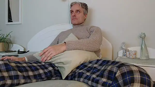 Snapshot of StrongBill chatting on 12-26-24, 02:59 StrongBill online show from 12-26-24, 02:59