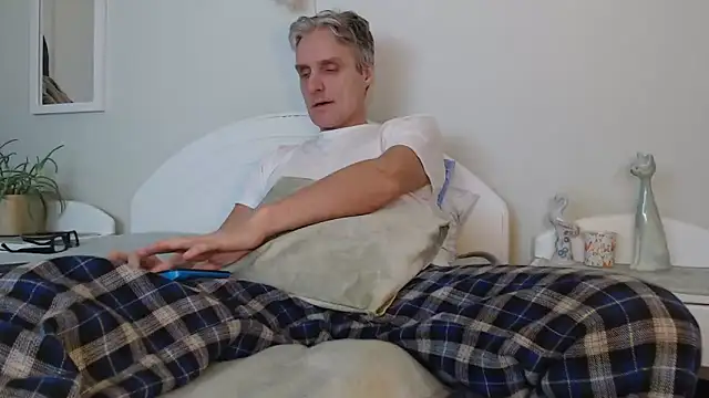 Snapshot of StrongBill chatting on 12-27-24, 03:48 StrongBill online show from 12-27-24, 03:48