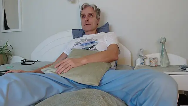 Snapshot of StrongBill chatting on 01-04-25, 04:00 StrongBill online show from 01-04-25, 04:00