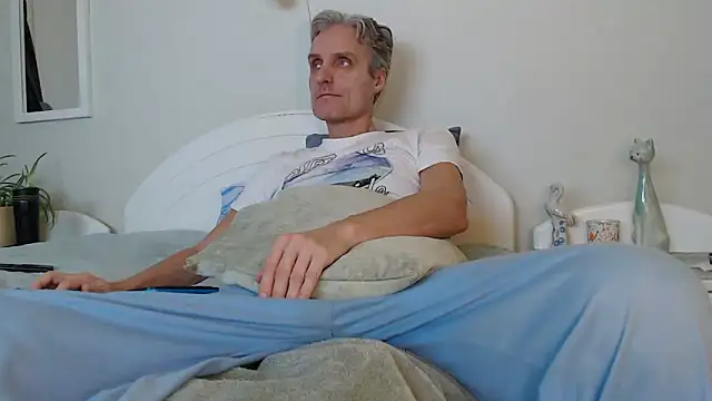 Snapshot of StrongBill chatting on 01-05-25, 03:34 StrongBill online show from 01-05-25, 03:34