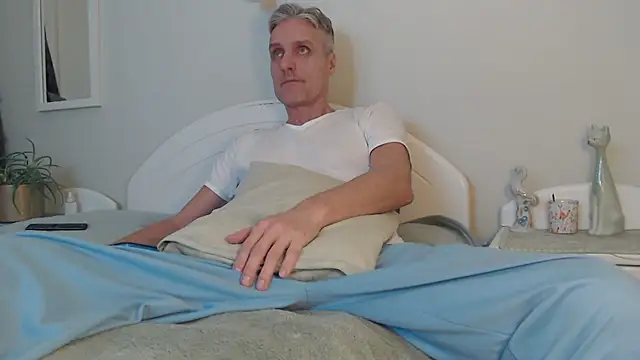 Snapshot of StrongBill chatting on 01-19-25, 03:42 StrongBill online show from 01-19-25, 03:42