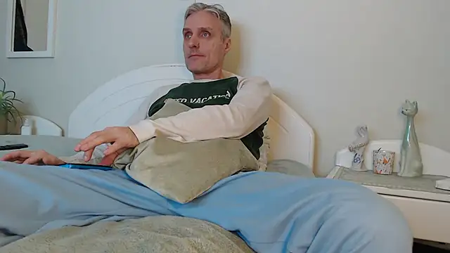 Snapshot of StrongBill chatting on 01-26-25, 02:52 StrongBill online show from 01-26-25, 02:52