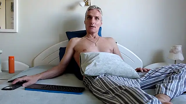 Snapshot of StrongBill chatting on 10-11-25, 06:45 StrongBill online show from 10-11-25, 06:45