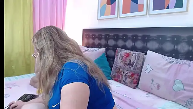 Snapshot of sandra_20 chatting on 04-28-26, 10:31 sandra 20 online show from 04-28-26, 10:31