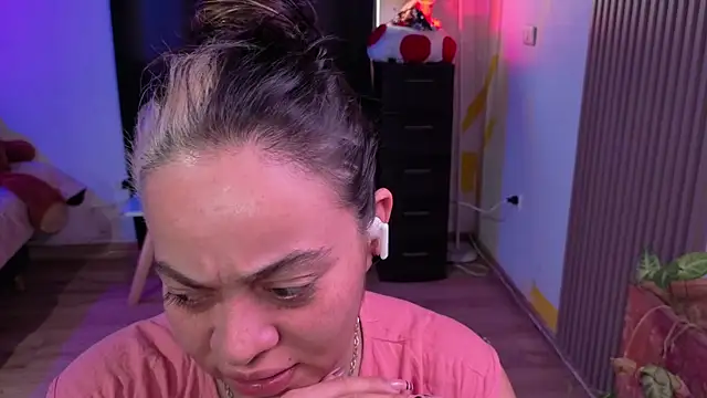 Cuttiealice online show from 11-13-25, 03:55