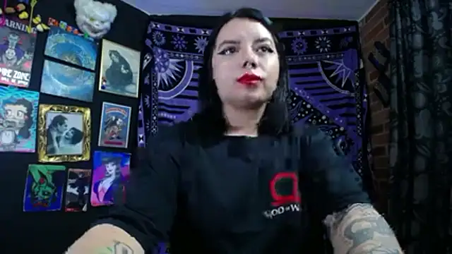 Snapshot of Yourmadame_P chatting on 11-06-25, 12:22 Yourmadame P online show from 11-06-25, 12:22