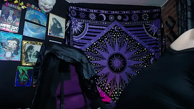 Snapshot of Yourmadame_P chatting on 11-21-25, 12:21 Yourmadame P online show from 11-21-25, 12:21