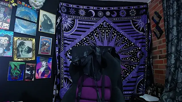 Snapshot of Yourmadame_P chatting on 11-25-25, 11:49 Yourmadame P online show from 11-25-25, 11:49