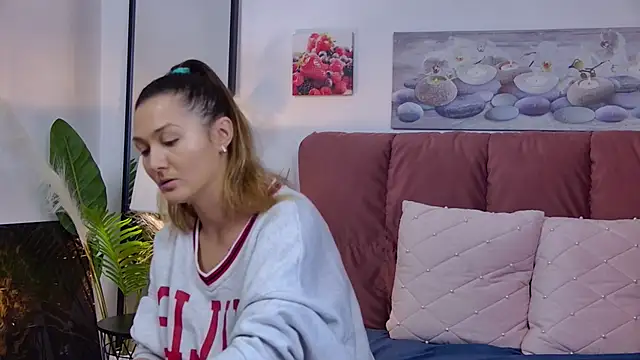 Snapshot of NicolLopeze chatting on 12-20-24, 10:27 NicolLopeze online show from 12-20-24, 10:27