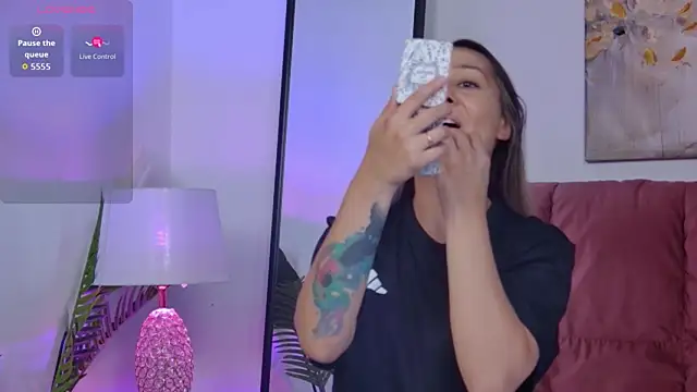 Snapshot of NicolLopeze chatting on 09-15-25, 05:51 NicolLopeze online show from 09-15-25, 05:51