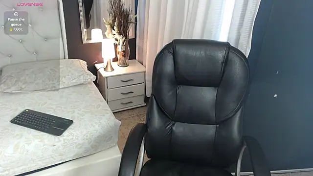 LiaVillalobos online show from 10-18-25, 01:45