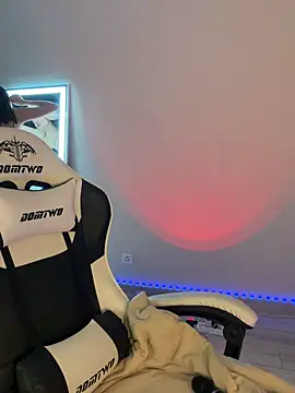 julia fly online show from 03-07-26, 08:44