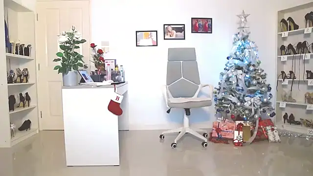 Hotbeebee online show from 12-25-24, 02:57