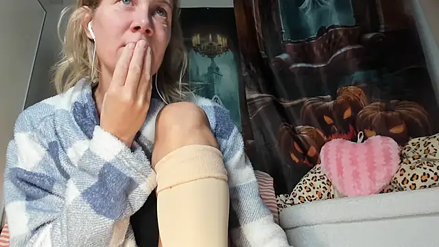 Lola Belgium online show from 10-31-25, 07:20