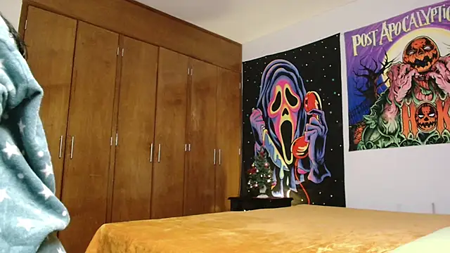 Snapshot of MINI_Petite chatting on 12-15-25, 05:44 MINI Petite online show from 12-15-25, 05:44