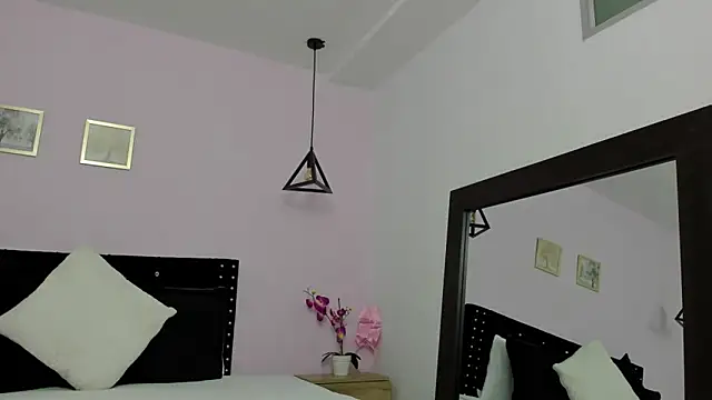 Snapshot of CeliWoods chatting on 03-08-25, 10:11 CeliWoods online show from 03-08-25, 10:11