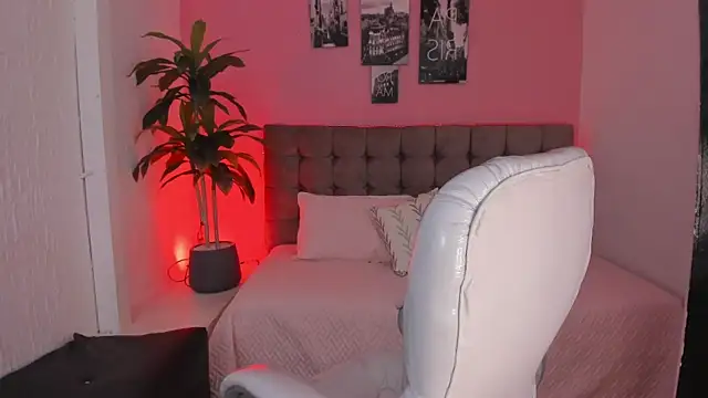 Snapshot of Stefhanyblow chatting on 03-18-25, 10:04 Stefhanyblow online show from 03-18-25, 10:04