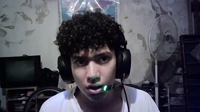 Snapshot of Emv2 chatting on 02-13-26, 04:08 Emv2 online show from 02-13-26, 04:08