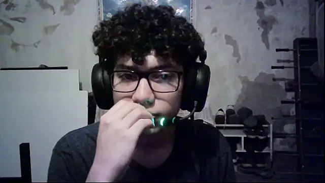 Snapshot of Emv2 chatting on 02-18-26, 02:40 Emv2 online show from 02-18-26, 02:40