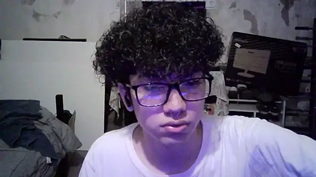 Snapshot of Emv2 chatting on 03-11-26, 04:40 Emv2 online show from 03-11-26, 04:40