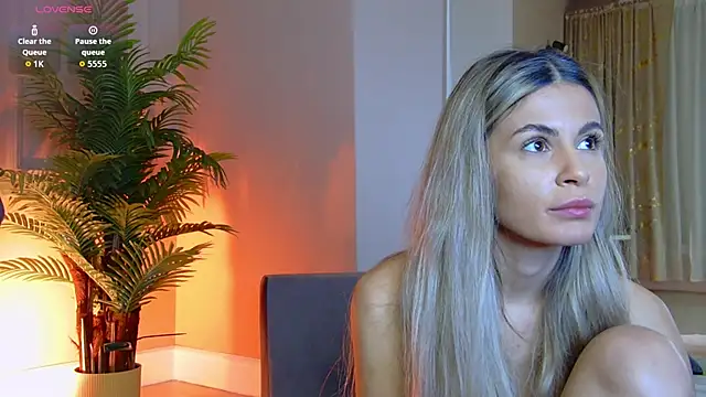 Avril Cyrus online show from 12-19-25, 07:37