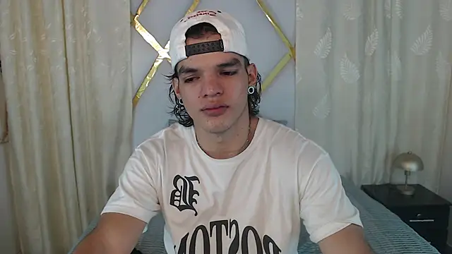 Snapshot of AlbertBernal69 chatting on 02-12-25, 02:14 AlbertBernal69 online show from 02-12-25, 02:14