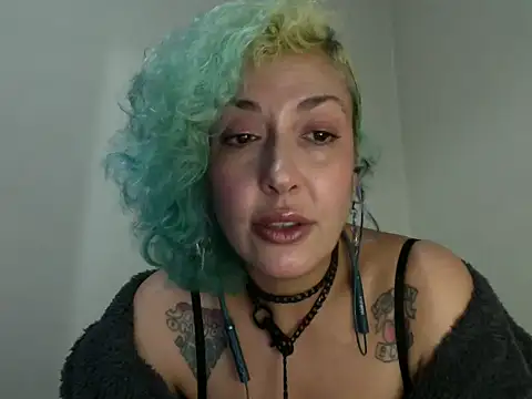 Snapshot of MariLouM chatting on 05-17-26, 06:26 MariLouM online show from 05-17-26, 06:26