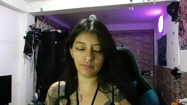Snapshot of AngelaQueen_ chatting on 09-18-25, 05:48 AngelaQueen online show from 09-18-25, 05:48