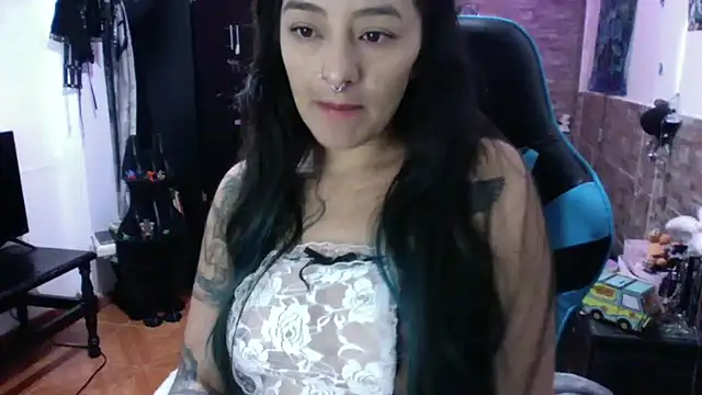 Snapshot of AngelaQueen_ chatting on 10-17-25, 05:59 AngelaQueen online show from 10-17-25, 05:59
