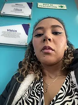 Snapshot of charlott_lens chatting on 02-17-25, 03:09 charlott lens online show from 02-17-25, 03:09